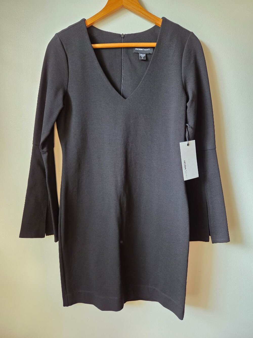NWT FIFTEEN TWENTY DEEP V NECK LONG SLEEVE MINIMALIST DRESS SIZE S